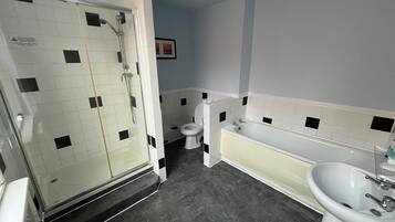 Habitación cuádruple | Baño | Amenidades de baño gratuitas, toallas, jabón, shampoo
