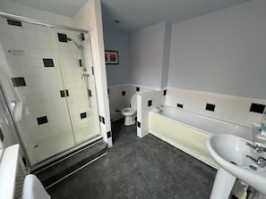 Quadruple Room | Bathroom