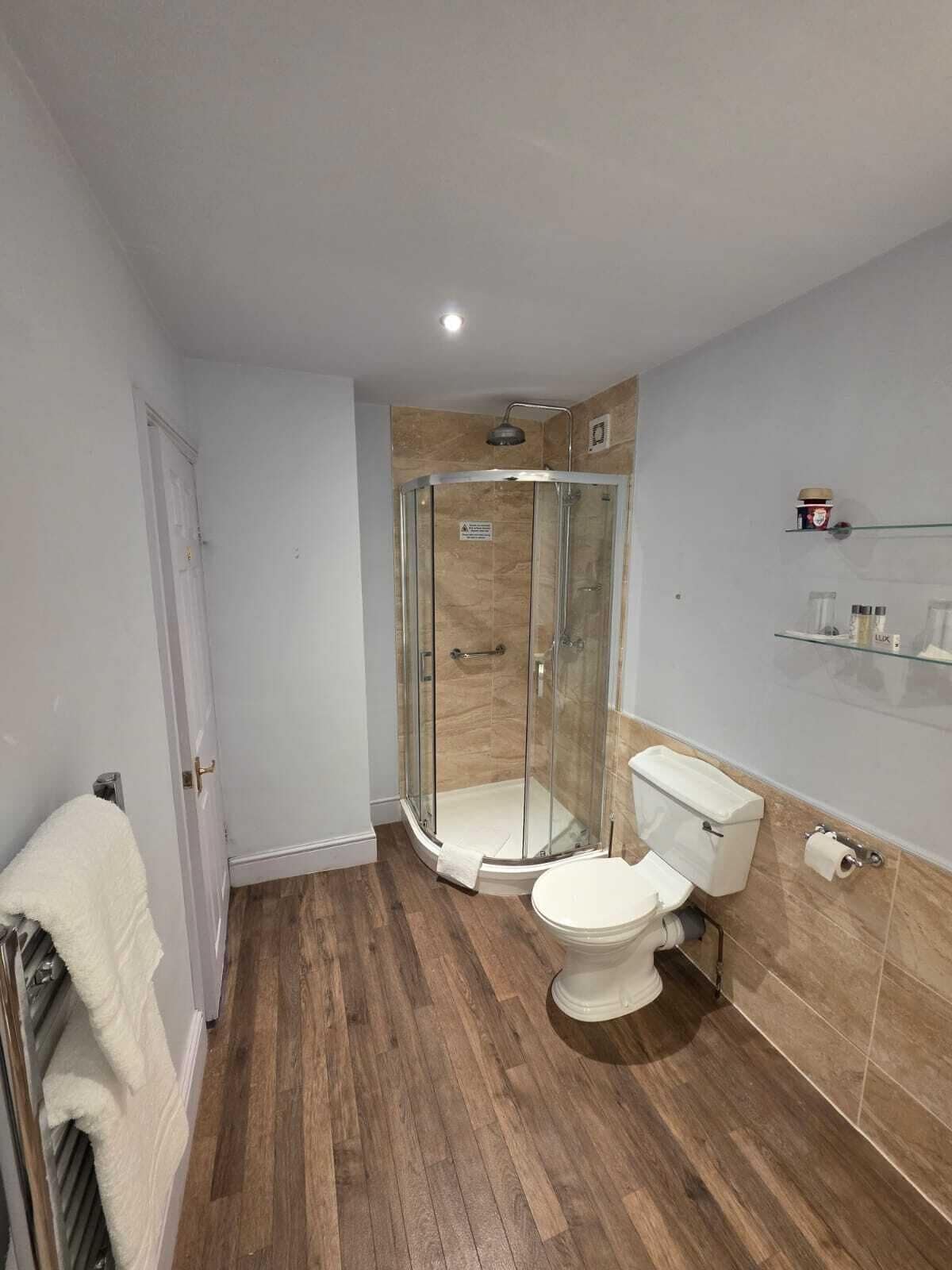 Habitación Deluxe | Baño | Amenidades de baño gratuitas, toallas, jabón, shampoo 