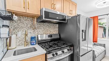 Een koelkast, een magnetron, een oven, een kookplaat