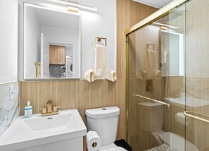 Dusche, Haartrockner, Handtücher, Seife
