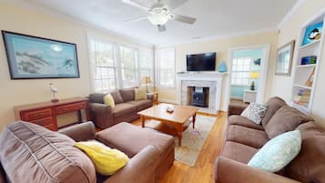 House (Upper - No Pets) | Living area | TV