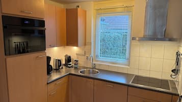 Een koelkast, een magnetron, een oven, een kookplaat