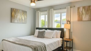 Schreibtisch, Bügeleisen/Bügelbrett, Reisekinderbett, WLAN