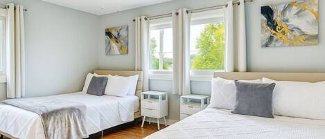 4 slaapkamers, een bureau, een strijkplank/strijkijzer, reisbedje