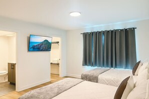 3 bedrooms, desk, WiFi, bed sheets