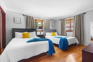 4 室のベッドルーム、デスク、アイロン / アイロン台、旅行用ベビーベッド