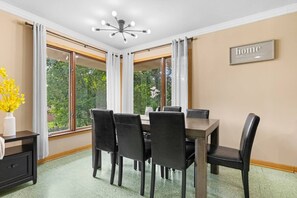 Dining - Spacious 4BR Retreat in Rockford (Rockford)