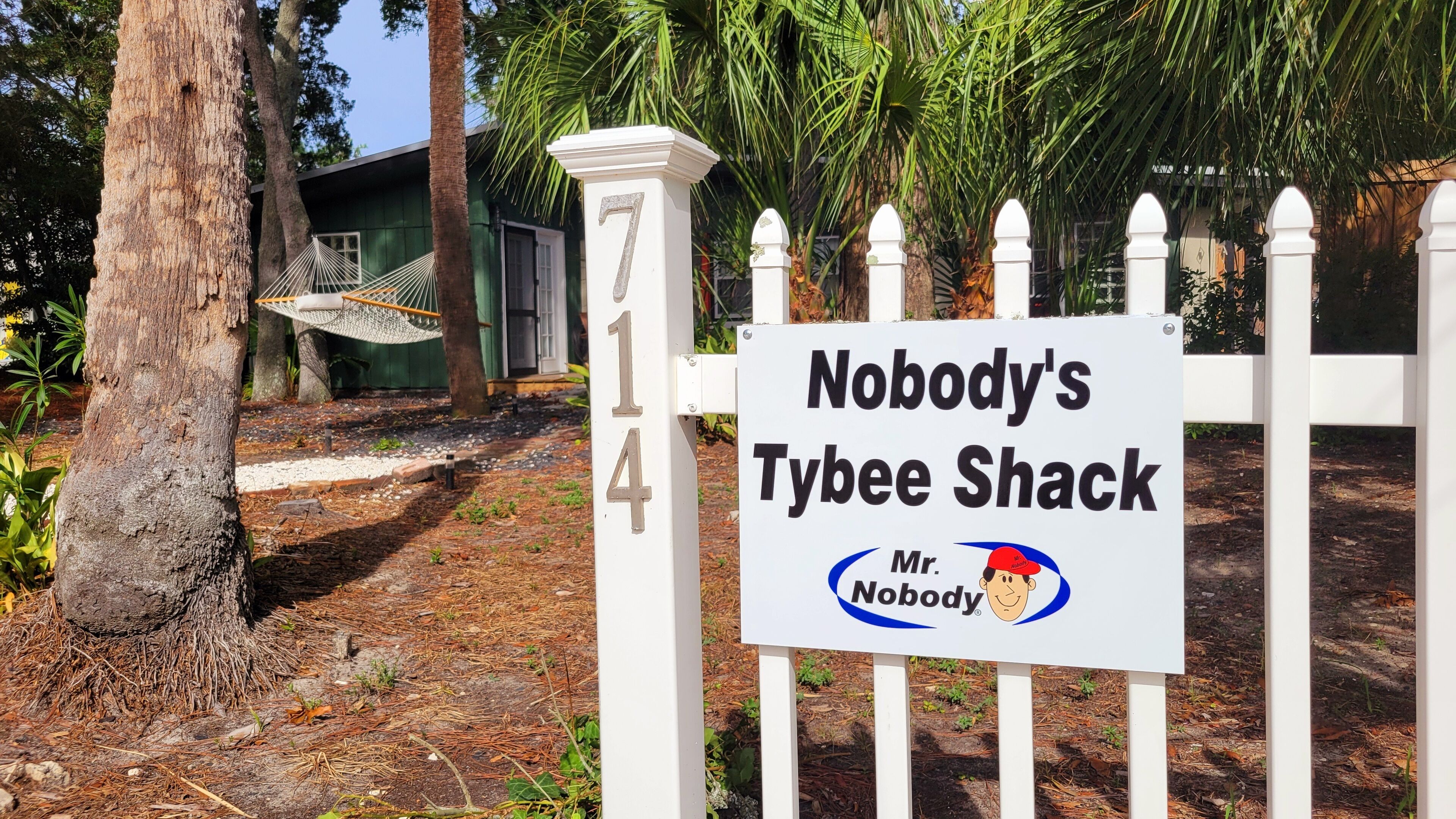 Une pancarte sur laquelle on peut lire « Nobody's Tybee Shack » et qui représente un personnage de dessin animé.