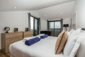 3 bedrooms, desk, iron/ironing board, travel crib