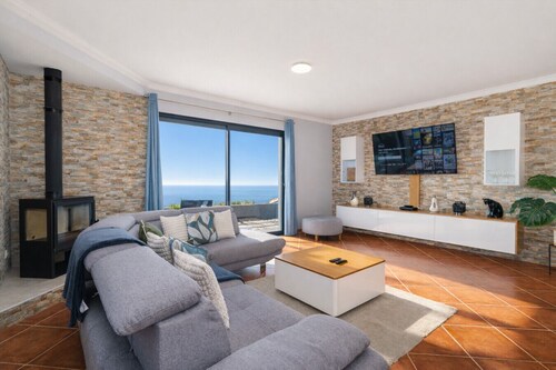 Iberian Accents • Hot Tub • Ocean and Sunset Views • Serenity in West Madeira
