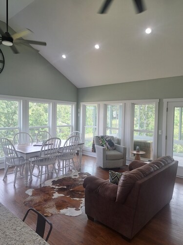 New to the Market-MY HAPPY PLACE- Spacious 2 bd/2ba home with dock