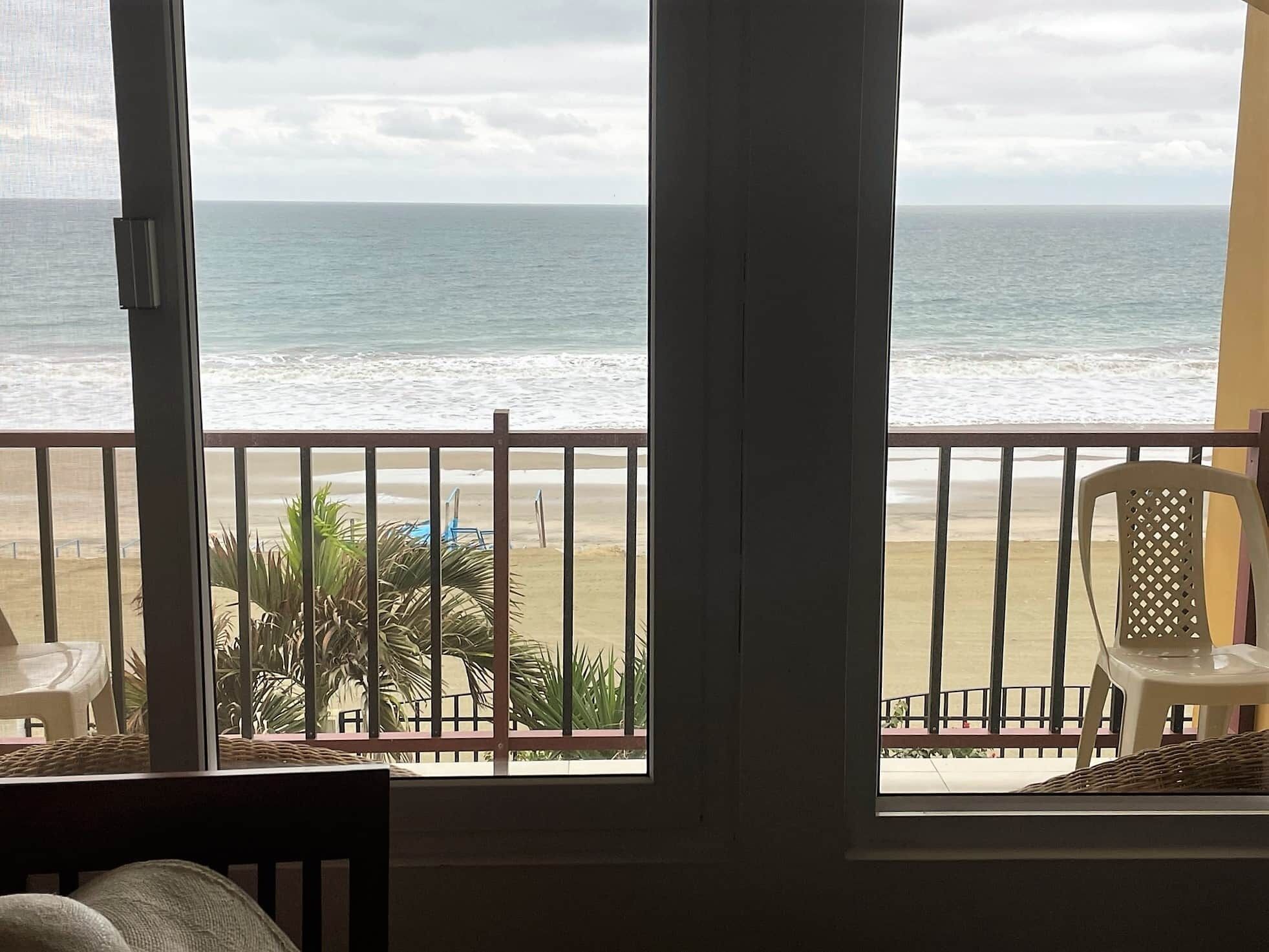 Un balcon avec vue sur la plage et l’océan.