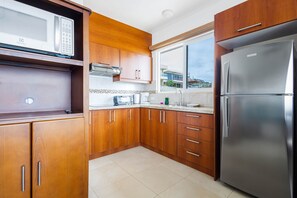 Réfrigérateur, micro-ondes, plaque de cuisson, cafetière/bouilloire