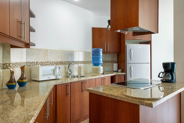 ثلاجة، ميكروويف، فرن، موقد طهي مسطح