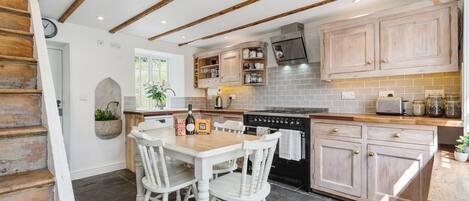 Lave-vaisselle, batterie de cuisine, vaisselle et ustensiles