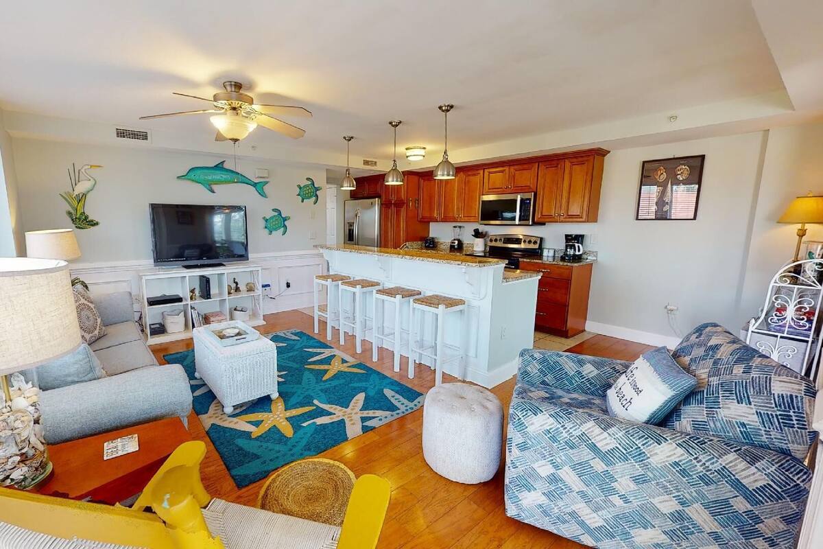 A compact living space with a kitchenette, a TV, and a dining area.