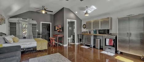 เคบิน, เตียงคิงไซส์ 1 เตียง และโซฟาเบด, ลานระเบียง (1605 Lone Man Del) | 1 ห้องนอน, ห้องพักตกแต่งอย่างมีเอกลักษณ์, ตกแต่งพิเศษโดยเฉพาะ