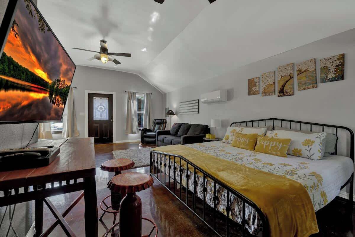 Cabin, 1 King Bed with Sofa bed, Patio (1605 Lone Man Del) | 1 bedroom, individually decorated, individually furnished, bed sheets