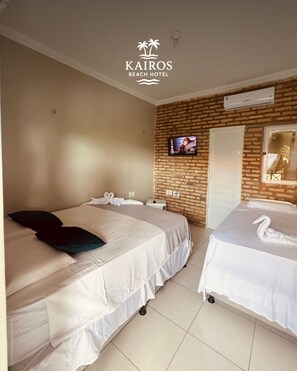 Habitación triple Confort, no fumadores, vistas a la piscina | Cortinas opacas, tabla de planchar con plancha, wifi gratis