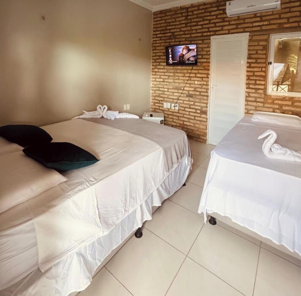 Habitación triple Confort, no fumadores, vistas a la piscina | Cortinas opacas, tabla de planchar con plancha, wifi gratis