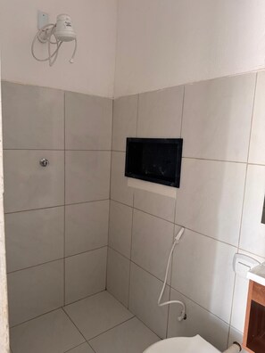 Shower, towels, soap, shampoo - Kairos Beach Hotel (Camocim)