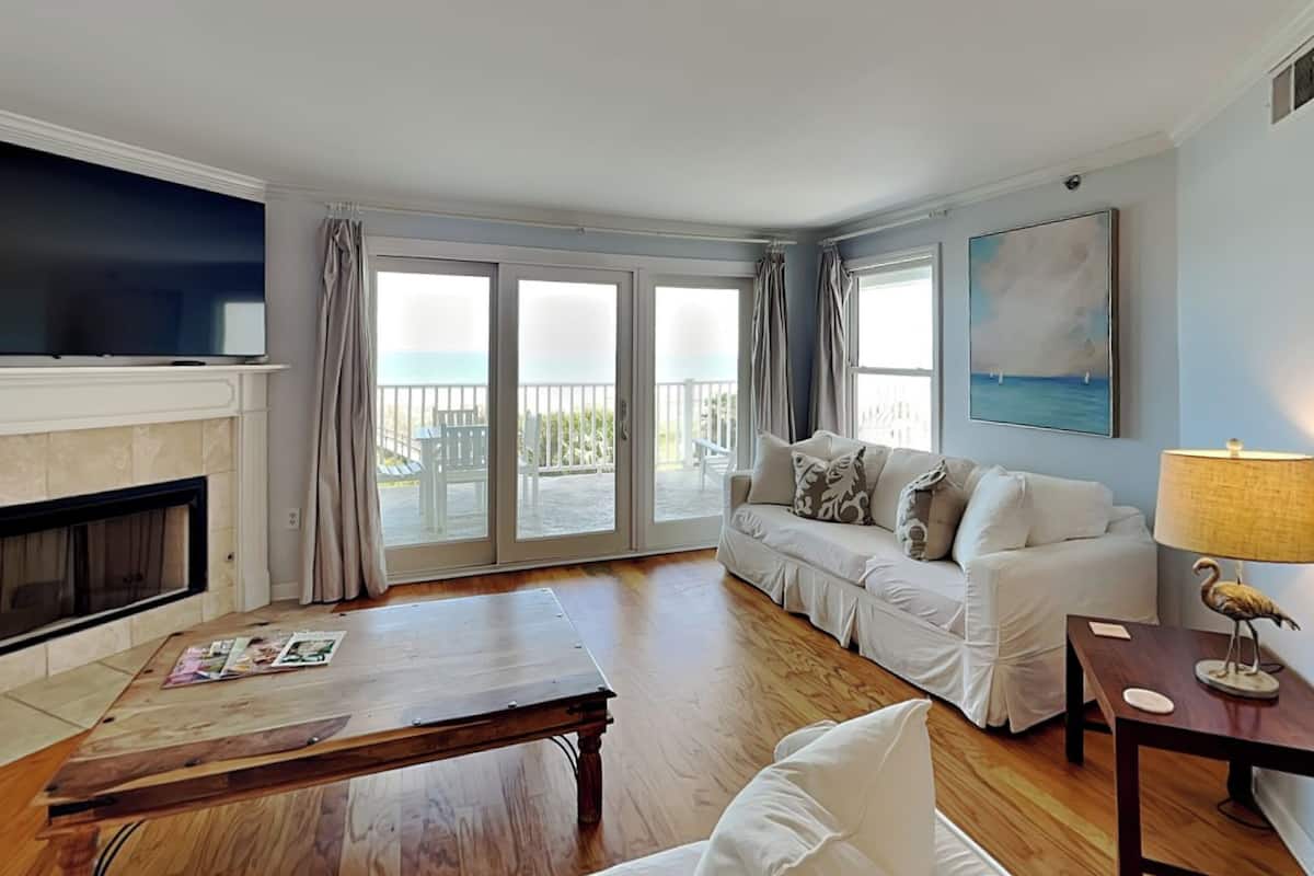 Condo (3 Bedrooms) | Front of property