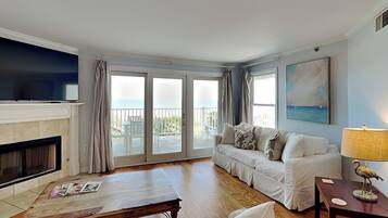 Condo (3 Bedrooms) | Front of property