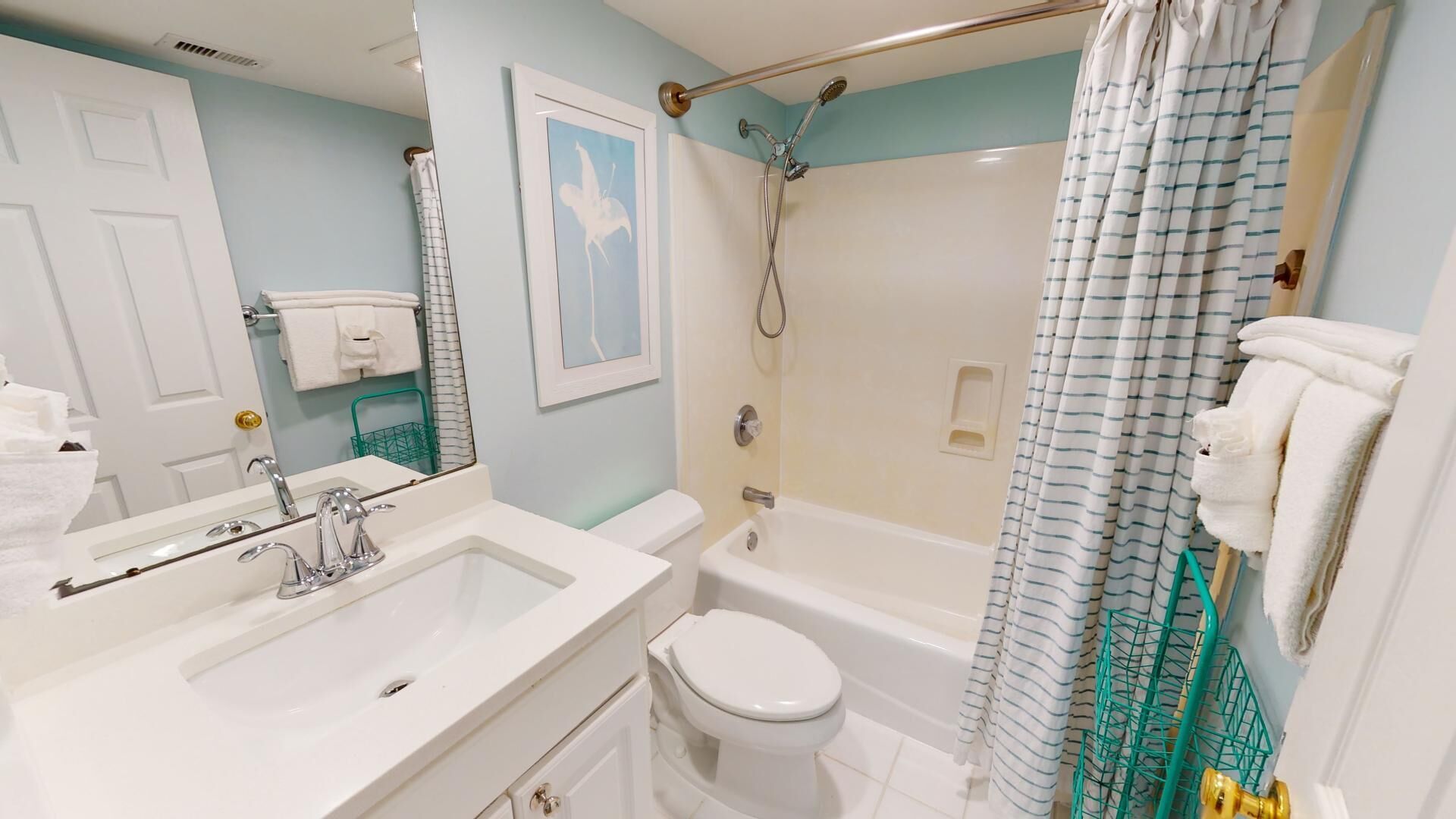 Un bagno con lavandino, WC e doccia.