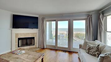 Condo (3 Bedrooms) | Property amenity
