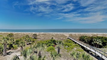Condo (3 Bedrooms) | Property amenity