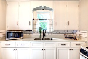 Mikrobølgeovn, ovn og kokeplater