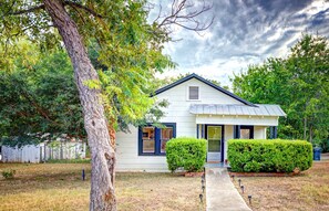 Exterior - ALAMO HAUS: Quiet Neighborhood, Cozy Charm, Walk to TXST, Fenced Yard, Clean! (San Marcos)