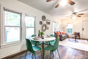 Dining - ALAMO HAUS: Quiet Neighborhood, Cozy Charm, Walk to TXST, Fenced Yard, Clean! (San Marcos)