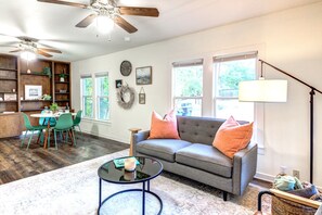 TV - ALAMO HAUS: Quiet Neighborhood, Cozy Charm, Walk to TXST, Fenced Yard, Clean! (San Marcos)