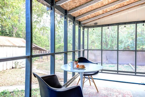 ALAMO HAUS: Quiet Neighborhood, Cozy Charm, Walk to TXST, Fenced Yard, Clean!