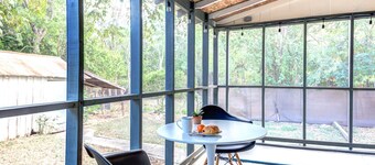 ALAMO HAUS: Quiet Neighborhood, Cozy Charm, Walk to TXST, Fenced Yard, Clean!