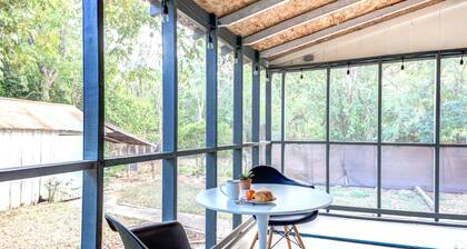 ALAMO HAUS: Quiet Neighborhood, Cozy Charm, Walk to TXST, Fenced Yard, Clean!