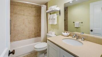 Suite | Bathroom | Combined shower/bathtub, towels