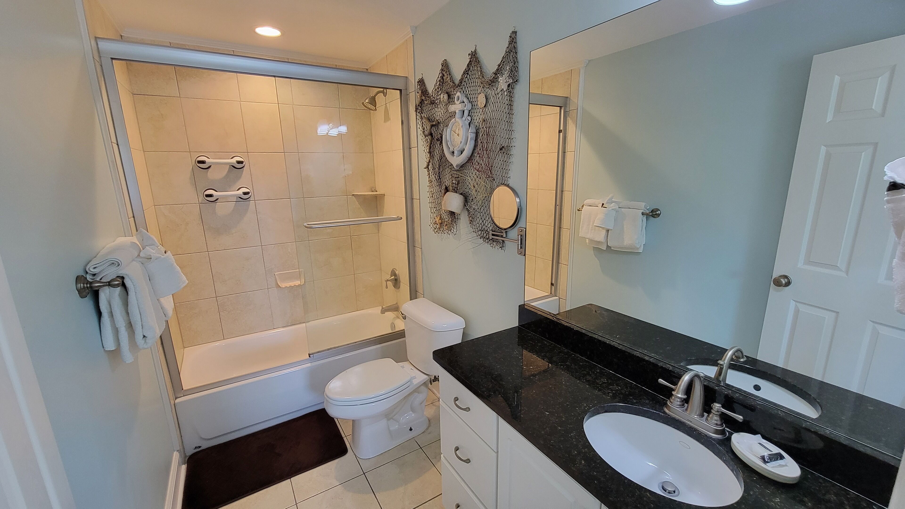 Un baño con bañera, inodoro, lavamanos y zona de ducha.
