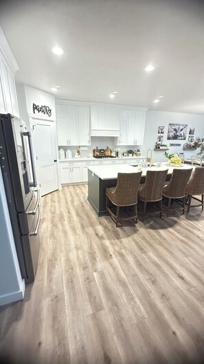 Microondas, horno, parrilla de estufa y lavavajillas