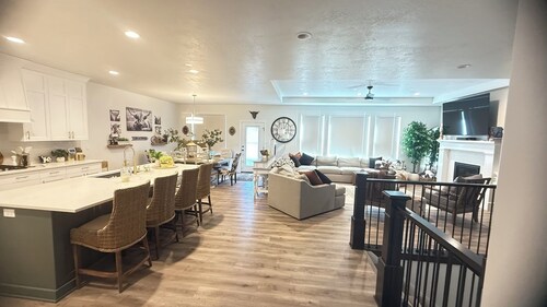 Spacious 5-bedroom house in the country.  Lakes & mountains within 15 minutes. 