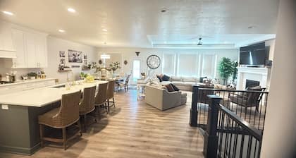 Spacious 5-bedroom house in the country. Lakes & mountains within 15 minutes.