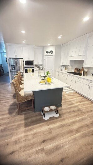 Micro-ondes, four, plaque de cuisson, lave-vaisselle