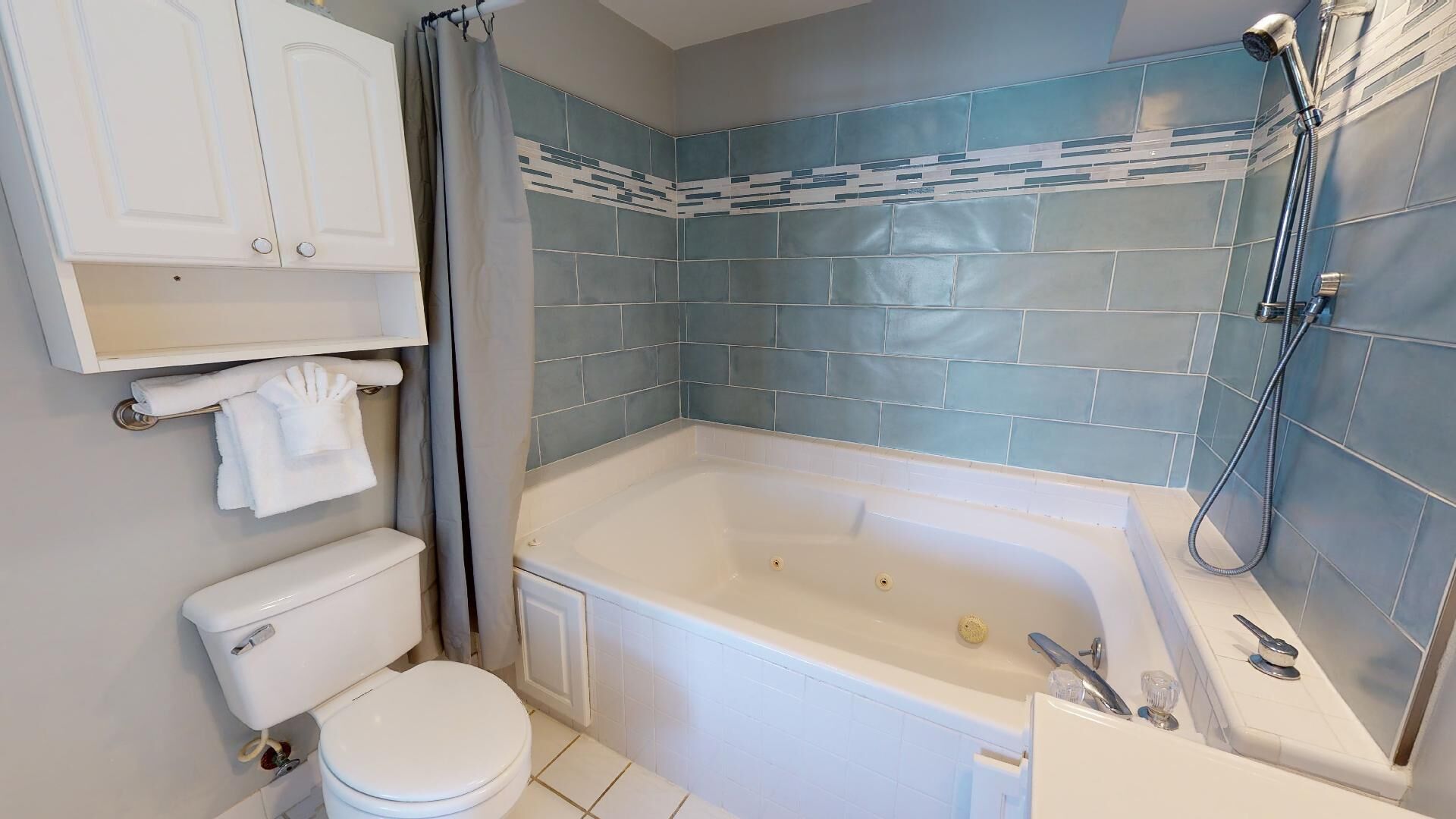 Un baño con bañera, inodoro y ducha.