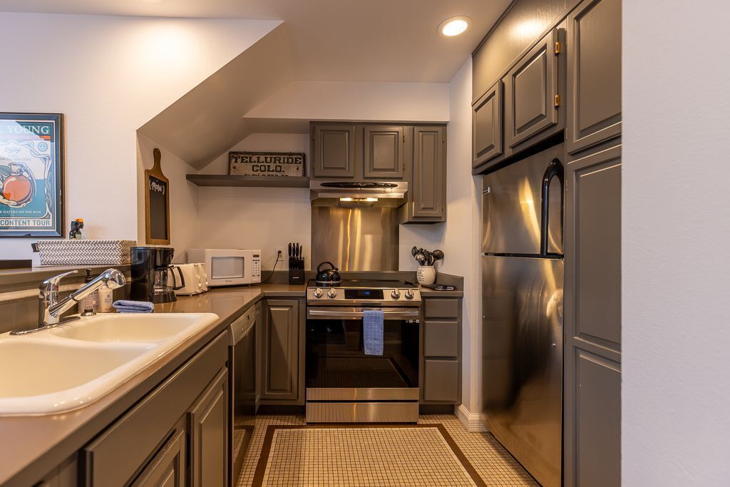 Jääkaappi, mikroaaltouuni, uuni, liesi