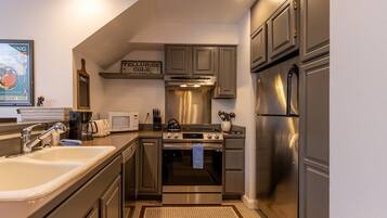 Geladeira, micro-ondas, fogão, cooktop