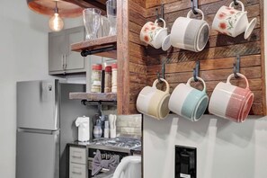 Fridge, microwave, oven, stovetop - Beautiful 1 Bdrm Apt in Prime ATL Location! (Atlanta)