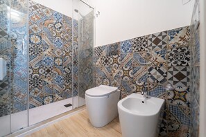 Shower, bidet, towels