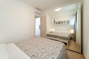 2 makuuhuonetta, silitysrauta/-lauta